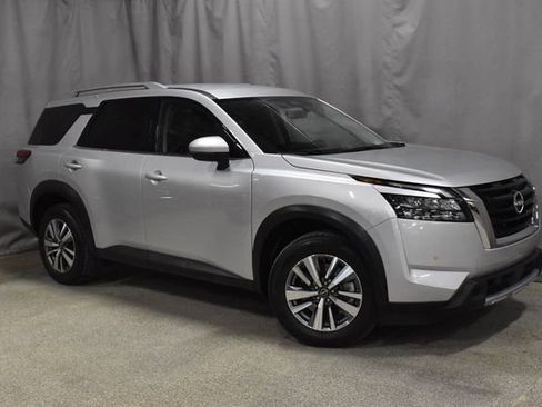 Used 2025 Nissan Pathfinder SL image 3