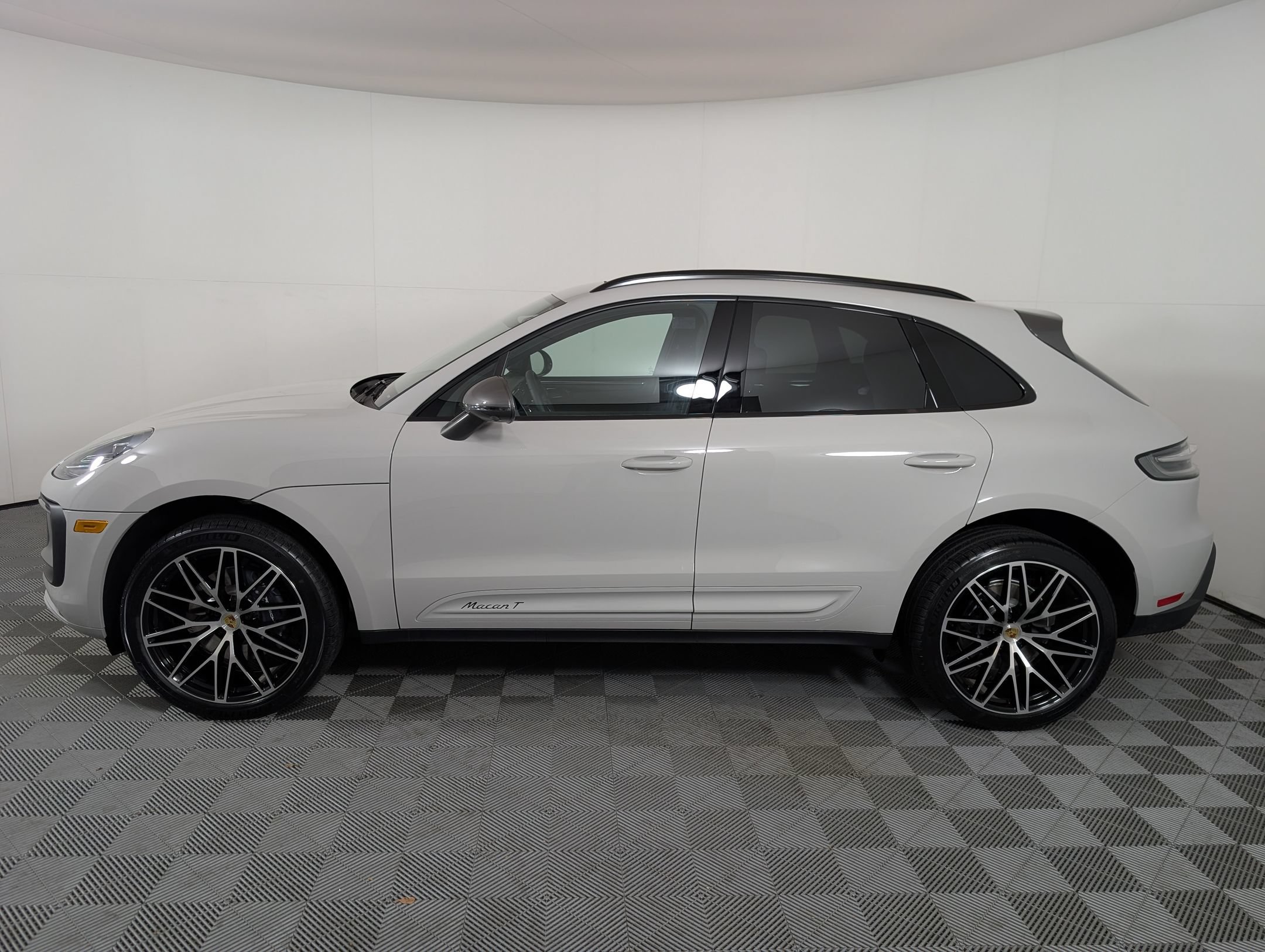 Used 2026 Porsche Macan Turbo AWD/4WD image 2