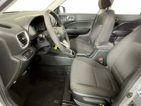 Used 2025 Hyundai Venue SE FWD image 18