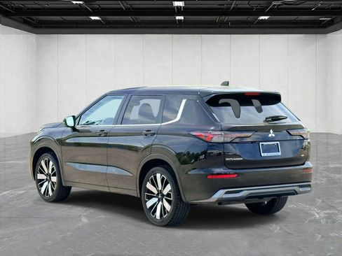 Used 2025 Mitsubishi Outlander SE FWD image 6