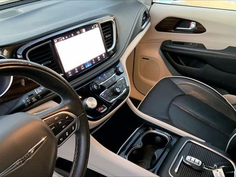 Used 2022 Chrysler Pacifica Limited FWD image 16