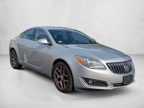 Used 2017 Buick Regal Sport Touring FWD image 3