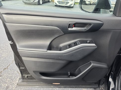 Used 2023 Toyota Highlander XLE FWD image 18