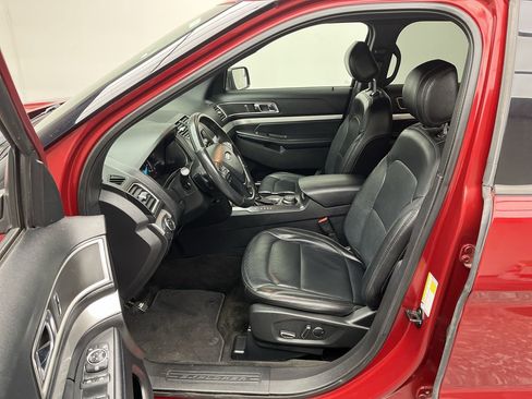 Used 2017 Ford Explorer XLT w/ Equipment Group 202A image 3
