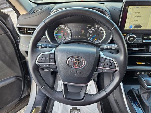 Certified 2023 Toyota Highlander Bronze Edition image 12