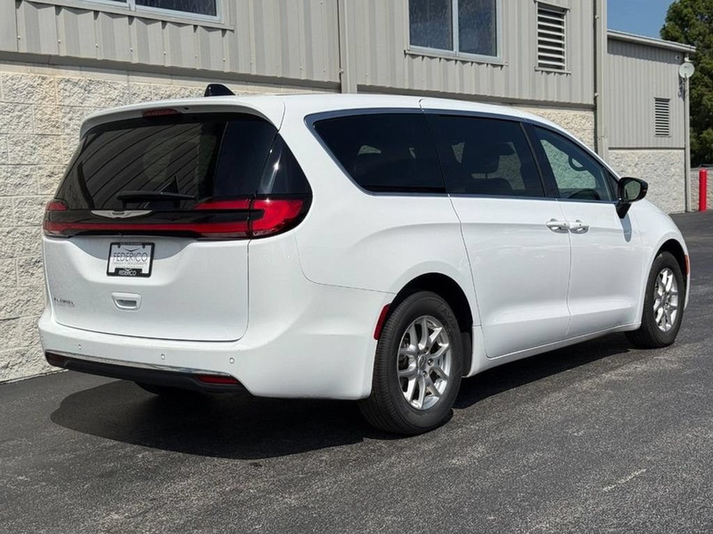 Used 2025 Chrysler Pacifica Select FWD image 2