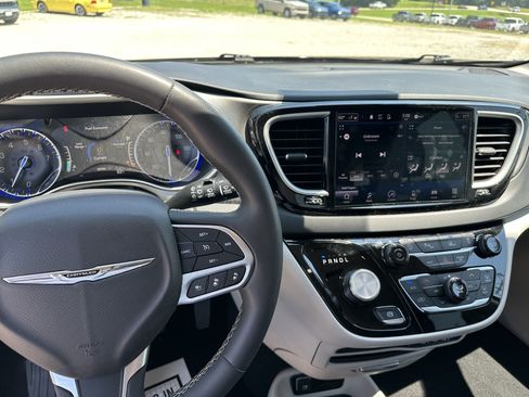 Used 2023 Chrysler Pacifica Touring-L FWD image 13