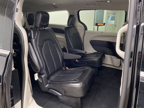 Used 2024 Chrysler Pacifica Touring-L image 18