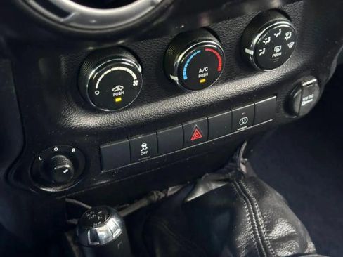 Used 2013 Jeep Wrangler Unlimited Rubicon w/ Connectivity Group AWD/4WD image 34