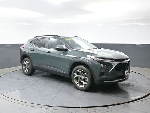 Used 2025 Chevrolet Trax LT FWD image 6