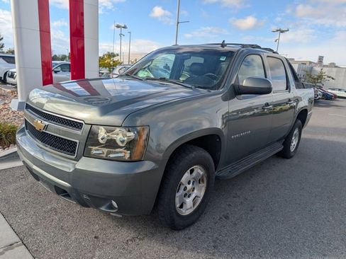 Used 2011 Chevrolet Avalanche LT image 2