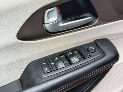 Used 2017 Chrysler Pacifica Touring-L FWD image 14