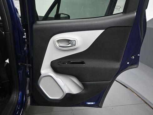 Used 2018 Jeep Renegade Latitude image 16