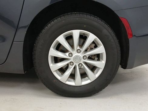 Used 2020 Chrysler Pacifica Touring-L image 22