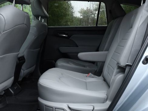 Used 2024 Toyota Highlander XLE image 32