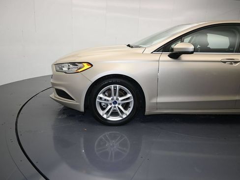 Used 2018 Ford Fusion SE w/ Fusion SE Technology Package FWD image 9