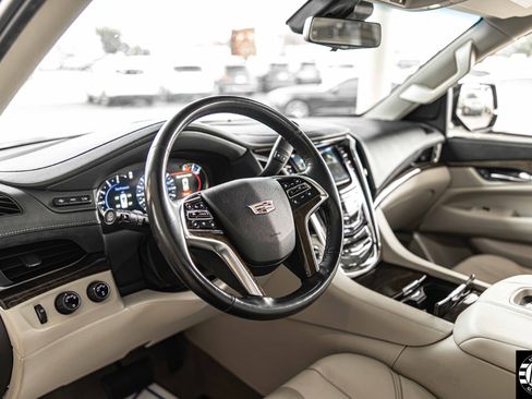 Used 2018 Cadillac Escalade ESV Luxury image 21