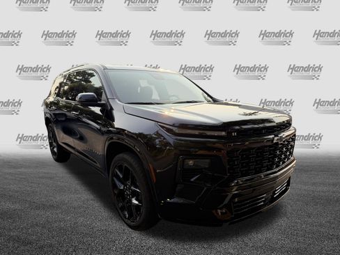 Used 2025 Chevrolet Traverse RS FWD image 2