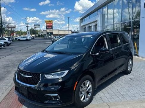 Used 2024 Chrysler Pacifica Touring-L AWD/4WD image 18