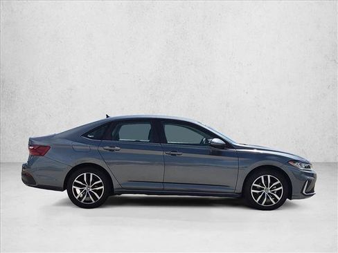 Used 2025 Volkswagen Jetta SE FWD image 4