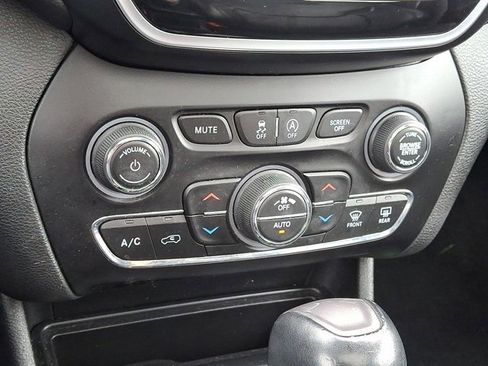 Certified 2019 Jeep Cherokee Limited w/ Luxury Group image 19