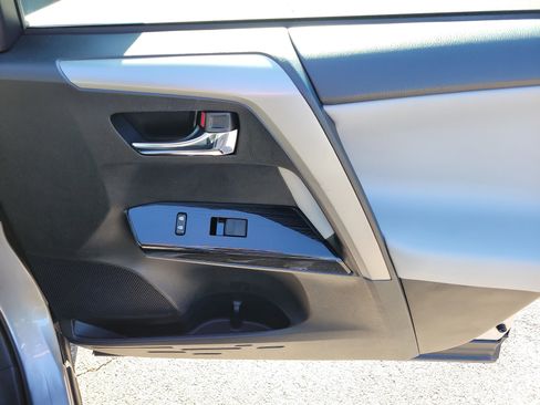 Used 2016 Toyota RAV4 Limited image 9