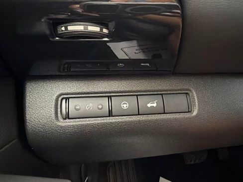 Used 2025 Nissan Pathfinder SV AWD/4WD image 32