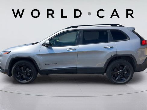 Used 2018 Jeep Cherokee Latitude w/ Altitude Package AWD/4WD image 6
