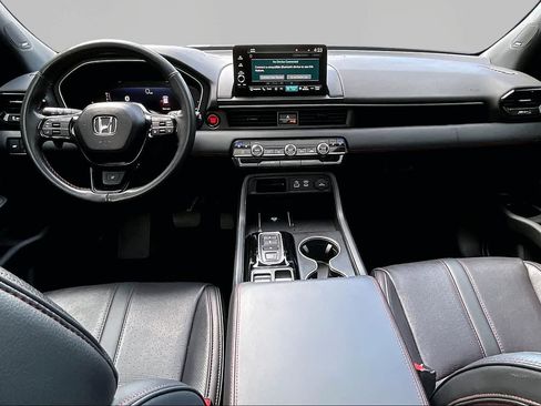 Used 2025 Honda Pilot Black Edition image 17