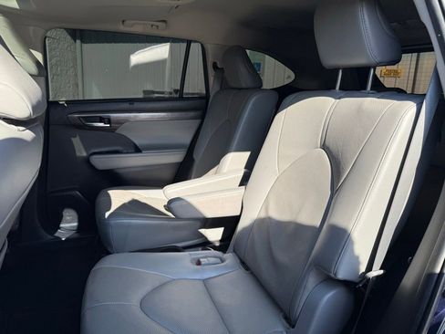 Used 2023 Toyota Highlander Limited image 15