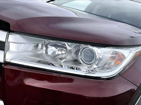 Used 2019 Toyota Highlander XLE image 28