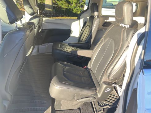 Used 2020 Chrysler Pacifica Touring-L Plus image 31