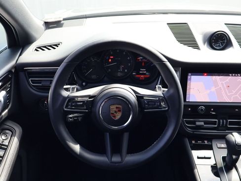 Certified 2025 Porsche Macan AWD/4WD image 15