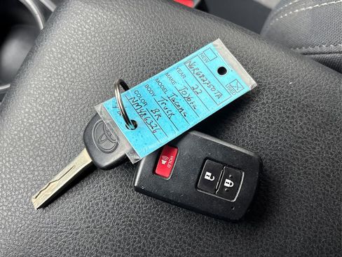 Used 2022 Toyota Tacoma TRD Off-Road image 38