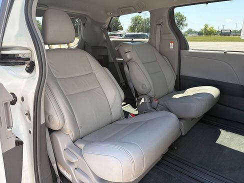 Used 2018 Toyota Sienna XLE w/ Carpet Mat Package FWD image 25