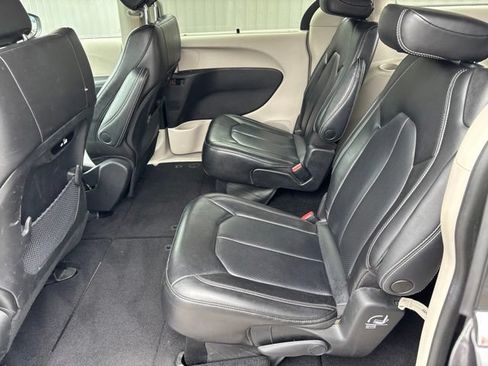 Used 2023 Chrysler Pacifica Touring-L FWD image 13