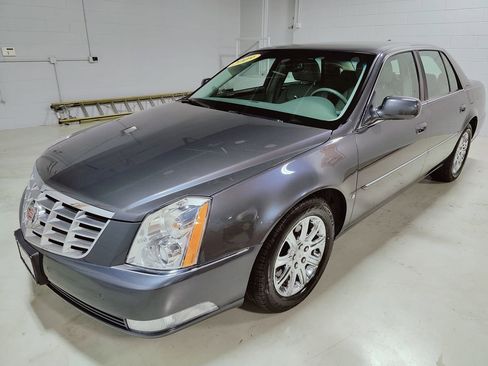 Used 2009 Cadillac DTS w/ Trunk Convenience Package FWD image 21