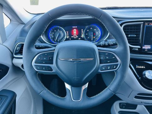 Used 2024 Chrysler Pacifica Touring-L image 16
