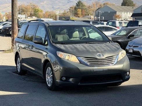 Used 2011 Toyota Sienna XLE image 2