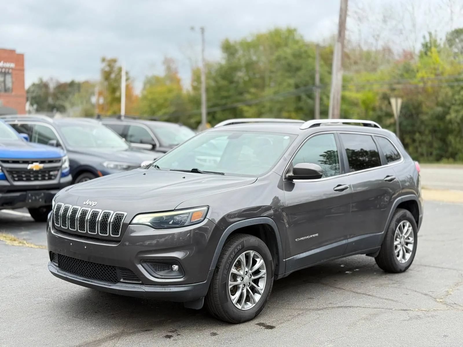 Used 2019 Jeep Cherokee Latitude Plus AWD/4WD image 5