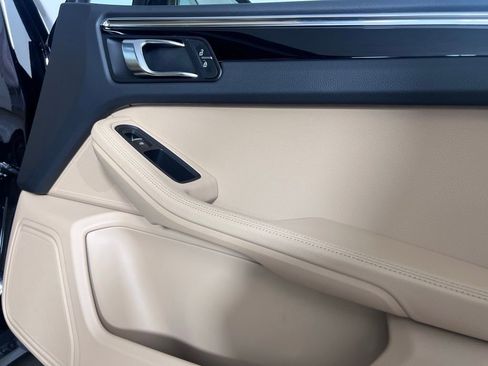 Certified 2025 Porsche Macan image 18