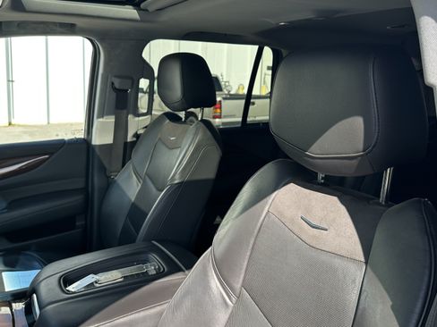 Used 2020 Cadillac Escalade Luxury w/ Escalade Sport Edition AWD/4WD image 18
