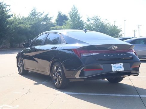 Certified 2025 Hyundai Elantra Limited FWD image 6
