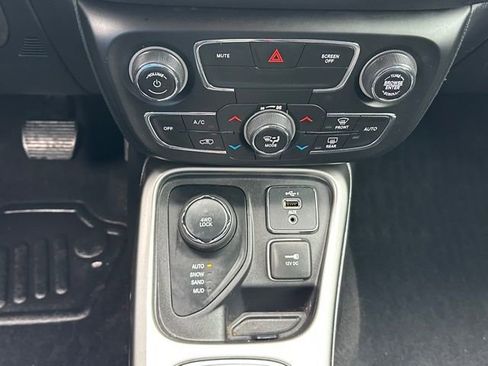 Used 2021 Jeep Compass Latitude image 36