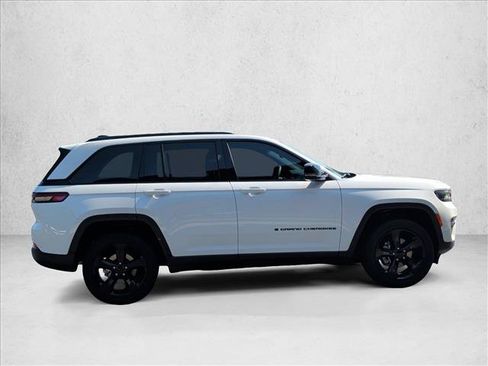 Used 2024 Jeep Grand Cherokee Altitude AWD/4WD image 4