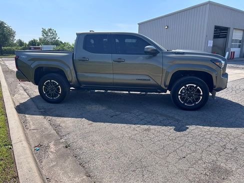 Used 2025 Toyota Tacoma TRD Sport AWD/4WD image 4