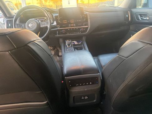 Used 2024 Nissan Pathfinder SL AWD/4WD image 11