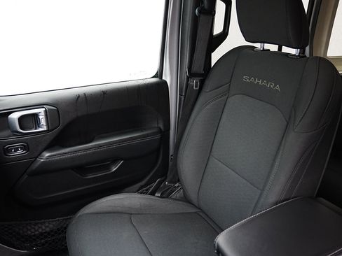 Used 2020 Jeep Wrangler Unlimited Sahara image 11