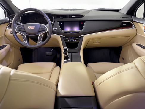 Used 2017 Cadillac XT5 Luxury w/ Driver Awareness Package FWD image 17