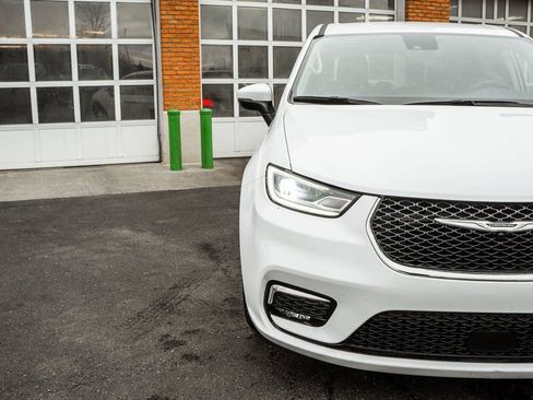 Used 2023 Chrysler Pacifica Touring-L FWD image 43